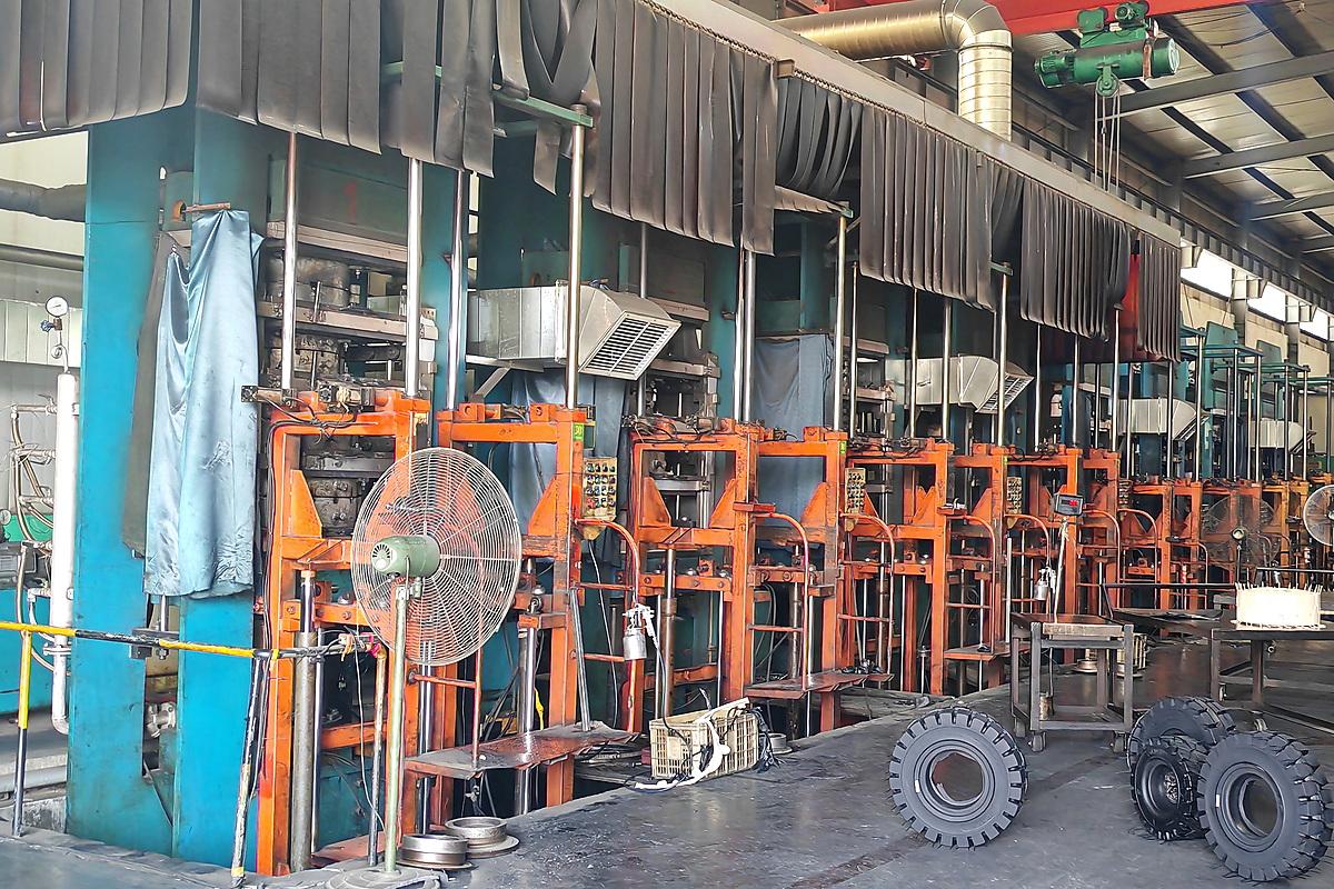 JABIL solid tyre vulcanisation production line with hydraulic press machines